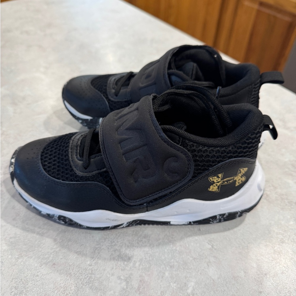 Under Armour Black and White Kids Sneakers size 3Y BASKETBALL SHOE